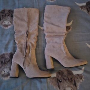 Elegant Suede Heeled Boots in Light Tan